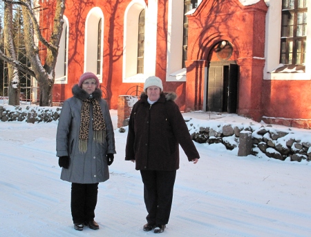 Kiriku tugevus on tema inimesed: Ene Staalfeldt (vasakul) ja Aita Laks hoiavad avatuna Halliste kiriku uksed. Sirje Semm