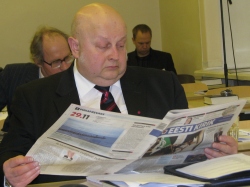 EELK XXVII kirikukogu kogunes viimasele, 8. istungjärgule 28. aprillil Jõhvis. XXVIII kirikukogu uus koosseis alustas 24. ja 25. novembril Tallinnas nelja aasta pikkust tööd esimese istungiga, kus valiti ka kirikuvalitsus, mis jätkab küll tööd endises koosseisus. Pildil esiplaanil kirikukogu liige Jüri Ehasalu, taamal Rannar Susi ja Taavi Laanepere. EELK XXVII kirikukogu kogunes viimasele, 8. istungjärgule 28. aprillil Jõhvis. XXVIII kirikukogu uus koosseis alustas 24. ja 25. novembril Tallinnas nelja aasta pikkust tööd esimese istungiga, kus valiti ka kirikuvalitsus, mis jätkab küll tööd endises koosseisus. Pildil esiplaanil kirikukogu liige Jüri Ehasalu, taamal Rannar Susi ja Taavi Laanepere.