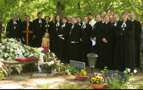 Sel aastal kutsus Issand oma koju EELK esimese naisvaimuliku Laine Villenthali (29.06.1922–23.05.2009), keda saatsid Nissi kirikust igavikuteele paljud ametiõed ja -vennad.