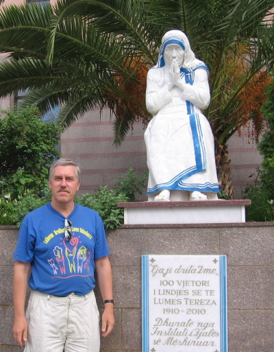 Mihkel Kukk Kisha katedraali ees Tiraanas. Mihkel Kukk Mihkel Kukk Kisha katedraali ees Tiraanas. Mihkel Kukk