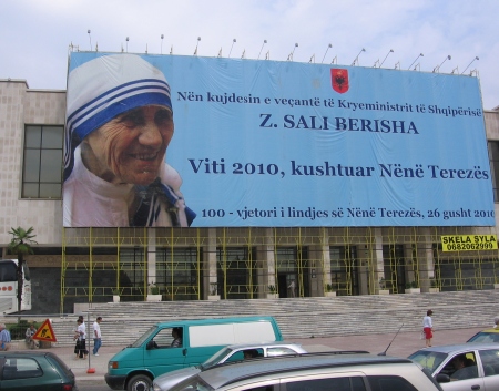 Tiraana keskväljakul troonib Ema Teresa 100. sünniaastapäeva tähistav plakat. Mihkel Kukk 