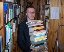 Dr Jaan Lahe on ametis Saksamaalt saabunud raamatute paigutamisega konsistooriumi raamatukogu riiulitesse. Foto: Urmas Nõmmik