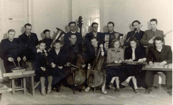 Muusikuharidusega kirikuõpetaja Robert Kannukene (tagareas) koos pillimeestega. Urvaste koguduse 1957. aasta aruandes on kirjas, et kirikukooris on 19 lauljat ja puhkpilliorkestris 19 meest. Foto: Erakogu