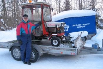 Risto Itämetsä on koos kingitud traktoriga jõudnud lumisesse Tallu. Foto: Elisabet Itämetsä