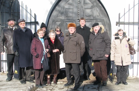 Kevadehõngulises päikesepaistes toomkiriku ukse ees. Vasakult: Tõnis Tamm, Ants Anderson, Maie Martinson, Martin Lindeberg, Miljande Pärkma, Eva Tamm, Ingo Tiit Jaagu, Urmas Viilma, Jaan Mäe ja Helve Jaagu. Tiiu Pikkur Kevadehõngulises päikesepaistes toomkiriku ukse ees. Vasakult: Tõnis Tamm, Ants Anderson, Maie Martinson, Martin Lindeberg, Miljande Pärkma, Eva Tamm, Ingo Tiit Jaagu, Urmas Viilma, Jaan Mäe ja Helve Jaagu. Tiiu Pikkur