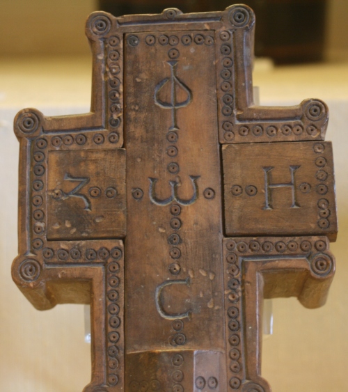 Bütsantsi risti kujuline hostjate karp kreekakeelse tekstiga:horisontaalselt elu, vertikaalselt valgus . Vatikani muuseum