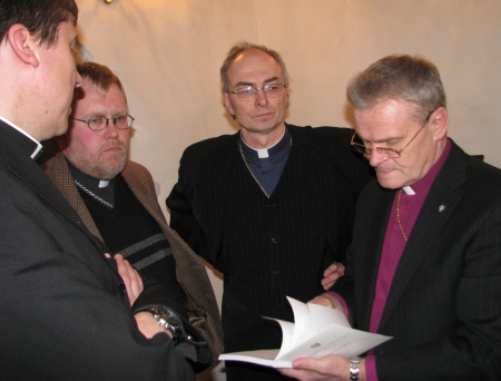 Üks kiirnõupidamine, kus abi andis kirikuseadustik. Vasakult: Urmas Viilma, Patrik Göransson, Jaan Tammsalu ja Andres Põder.  Tiiu Pikkur