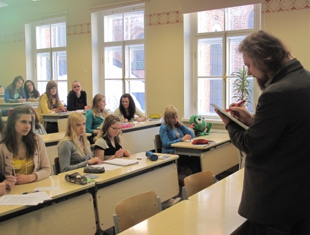 Töiselt loomingulises meeleolus möödub Treffneri gümnaasiumi religiooniloo topelttund klassiruumis, mille aknast vaatavad sisse Tartu Jaani kiriku terrakotafiguurid. Liina Raudvassar Töiselt loomingulises meeleolus möödub Treffneri gümnaasiumi religiooniloo topelttund klassiruumis, mille aknast vaatavad sisse Tartu Jaani kiriku terrakotafiguurid. Liina Raudvassar