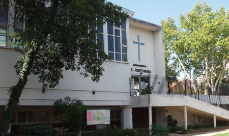 Eestlaste ehitatud kirik Buenos Aireses, mis pühitseti 1961. aastal, paikneb otse presidendipalee müüri taga. Eestlaste ehitatud kirik Buenos Aireses, mis pühitseti 1961. aastal, paikneb otse presidendipalee müüri taga.