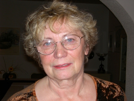 Sirje Kiivit on olnud tegev kiriku laste- ja noortetöös 1984. aastast. Jõulude aegu kutsus ta Tallinna Püha Vaimu kirikusse kokku oma endised pühapäevakoolilapsed, tänased noored emad ja isad, ning lavastas nende lastega muusikali «Maailma väikseim jõulupuu». Arhiiv Sirje Kiivit on olnud tegev kiriku laste- ja noortetöös 1984. aastast. Jõulude aegu kutsus ta Tallinna Püha Vaimu kirikusse kokku oma endised pühapäevakoolilapsed, tänased noored emad ja isad, ning lavastas nende lastega muusikali «Maailma väikseim jõulupuu». Arhiiv