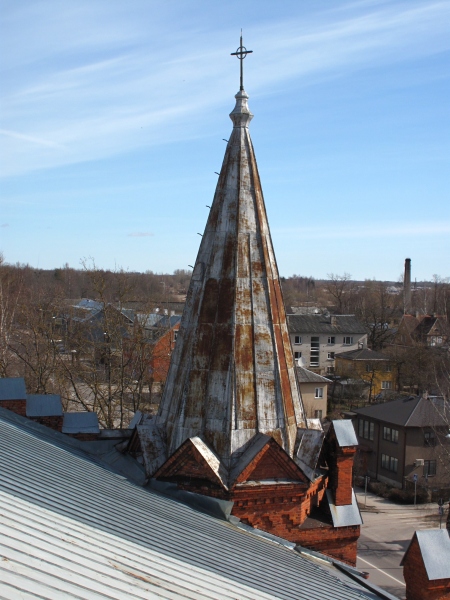 Üle 60 aasta vastu pidanud Tartu Peetri kiriku katuseplekk ei pea enam kinni sademeid ja on aeg see välja vahetada. Helena Semm