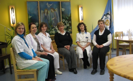 Juhataja oma naiskonnaga: Hanna-Stiina Heinmets (vasakult), Teija Toivari, Larissa Pivovarova, Katrin Raamat, Jelena Leibur ja Anne Kodanik kunstnik Iris Uuki vastvalminud altarimaali ees. Tiiu Pikkur Juhataja oma naiskonnaga: Hanna-Stiina Heinmets (vasakult), Teija Toivari, Larissa Pivovarova, Katrin Raamat, Jelena Leibur ja Anne Kodanik kunstnik Iris Uuki vastvalminud altarimaali ees. Tiiu Pikkur