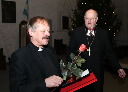 Haapsalu Püha Johannese koguduse teenetemärk on toomkirikus üle antud: Guy Kronqvist (vasakul) ja Tiit Salumäe.  Arvo Tarmula, Lääne Elu