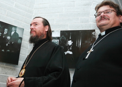 Piiskop Lazar (vasakul) ja Villu Jürjo näituse avamisel.  Ilja Smirnov, Põhjarannik