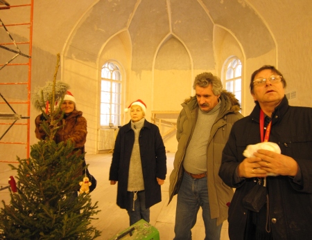 Koos kuusega Peterburi Jaani kirikus: Ruth Alaküla (vasakult), Juta Lember, Valentin Gnezdilov ja Jüri Trei. Sirje Semm