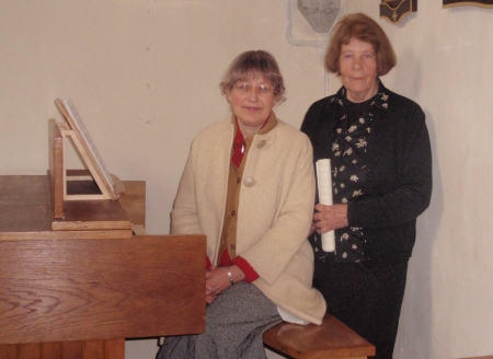 Alt Siiri Ronimois (paremal) ja organist Kristiina Hoidre esinevad sageli koos. Ka sünnipäeva peavad nad koguduses ühiselt.  Ülle reimann