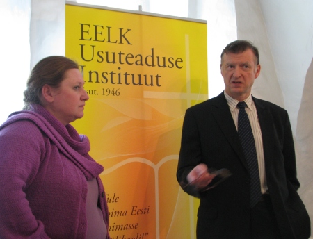 Lahtiste uste päeval annavad seletusi nii õppejõud kui üliõpilased. Pildile jäid bakalaureuse III kursuse üliõpilane Küllike Valk ja rektor Randar Tasmuth. Tiiu Pikkur Lahtiste uste päeval annavad seletusi nii õppejõud kui üliõpilased. Pildile jäid bakalaureuse III kursuse üliõpilane Küllike Valk ja rektor Randar Tasmuth. Tiiu Pikkur