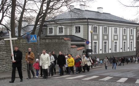 Rännakulised tõusmas Toompeale: ristiga kõige ees toomkoguduse õpetaja Urmas Viilma. Sirje Semm Rännakulised tõusmas Toompeale: ristiga kõige ees toomkoguduse õpetaja Urmas Viilma. Sirje Semm