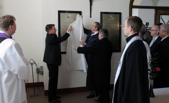 Mälestustahvlilt eemaldavad katte Toomas Hendrik Ilves, Jüri Kask ja Vesa Vasara. Ülo Soomets Mälestustahvlilt eemaldavad katte Toomas Hendrik Ilves, Jüri Kask ja Vesa Vasara. Ülo Soomets