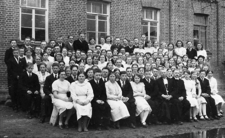 Leerilapsed EELK Oudova Nelipühi kirikus 1943. aastal. Villu Jürjo fotokogu Leerilapsed EELK Oudova Nelipühi kirikus 1943. aastal. Villu Jürjo fotokogu