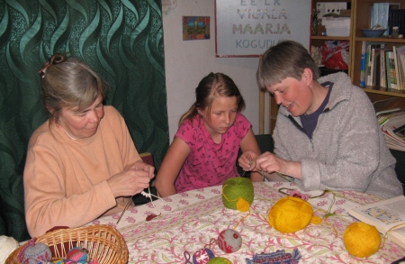 Näputööring liidab inimesi, aitab praktilistes asjades ja täidab omal moel kuulutaja rolli. Paremal õpetaja Kristiina Jõgi. Erakogu Näputööring liidab inimesi, aitab praktilistes asjades ja täidab omal moel kuulutaja rolli. Paremal õpetaja Kristiina Jõgi. Erakogu