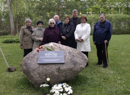 Kolga-Jaani vana pastoraadi asemel seisab nüüd mälestuskivi õpetaja Heino Viksile. Pildil vasakult esimene õpetaja Viksi tütar Lembi.  Hovard Nurme