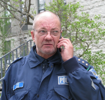 Jaan Jaani teab, et politseikaplan võetakse omaks, kui ta patrullimas käib. Tiiu Pikkur Jaan Jaani teab, et politseikaplan võetakse omaks, kui ta patrullimas käib. Tiiu Pikkur