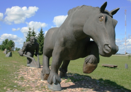 Põllumees ei ole mingi maausu jutlustaja, ta lihtsalt teab: narri põldu üks kord, põld narrib sind üheksa korda. Tauno Kangro monumentaalskulptuur «Kalevipoeg kündmas» Põltsamaa Sõpruse pargis. Internet Põllumees ei ole mingi maausu jutlustaja, ta lihtsalt teab: narri põldu üks kord, põld narrib sind üheksa korda. Tauno Kangro monumentaalskulptuur «Kalevipoeg kündmas» Põltsamaa Sõpruse pargis. Internet