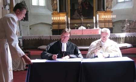 Piiskop Martin Hein ja peapiiskop Andres Põder kinnitasid allkirjadega koostööleppe elujõulisust, vasakul õpetaja Urmas Viilma. Tiiu Pikkur