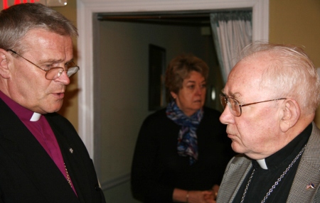 Sinodipäeval: peapiiskop Andres Põder (vasakul) ja USA Chicago praostkonna abipraost Hendrik Laur. Arho Tuhkru 