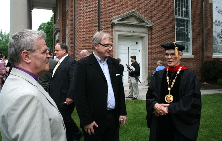 Peapiiskop Andres Põder, misjonikeskuse juhataja Leevi Reinaru ja Gettysburgi Luterliku Seminari president Michael Cooper-White. Peapiiskop Andres Põder, misjonikeskuse juhataja Leevi Reinaru ja Gettysburgi Luterliku Seminari president Michael Cooper-White.