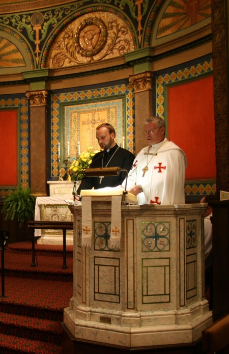 Andres Põder jutlustab Püha Markuse luterlikus kirikus, tõlgib Arho Tuhkru.