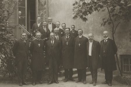 Jakob Kukk on piiskopi ametisse seatud. Pildil esireas (vasakult) välisminister Ants Piip, Rootsi kiriku peapiiskop Nathan Söderblom, riigivanem Konstantin Päts, piiskop Jakob Kukk, Soome kiriku Porvoo piiskop Jaakko Gummerus. Ajalooarhiiv Jakob Kukk on piiskopi ametisse seatud. Pildil esireas (vasakult) välisminister Ants Piip, Rootsi kiriku peapiiskop Nathan Söderblom, riigivanem Konstantin Päts, piiskop Jakob Kukk, Soome kiriku Porvoo piiskop Jaakko Gummerus. Ajalooarhiiv