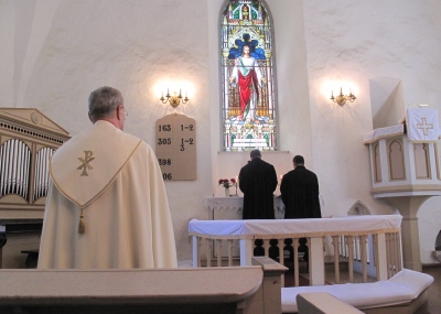 Jumalateenistus Kolga-Jaani kirikus: (vasakult) peapiiskop Andres Põder, õpetaja Ants Tooming ja Peeter Parts