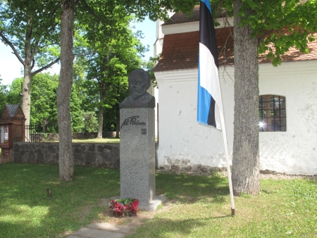Villem Reimani püst Kolga-Jaani kiriku kõrval