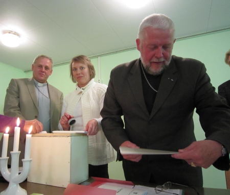 Praosti ja abipraosti valimine toob sinodiliste keskele elevust. Hääletuskasti juures on (paremalt) praost Teet Hanschmidt, praostkonna raamatupidaja Lea Ruisu ja abipraost Tõnu Linnasmäe. Liina Raudvassar Praosti ja abipraosti valimine toob sinodiliste keskele elevust. Hääletuskasti juures on (paremalt) praost Teet Hanschmidt, praostkonna raamatupidaja Lea Ruisu ja abipraost Tõnu Linnasmäe. Liina Raudvassar