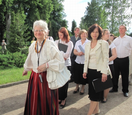 Praostkonna muusikajuht Kristiina Nagel oma kooride ees. Sirje Semm Praostkonna muusikajuht Kristiina Nagel oma kooride ees. Sirje Semm