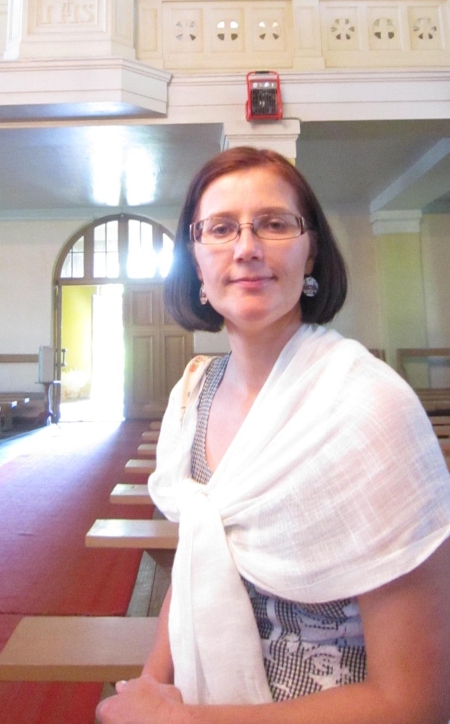 Organist Elke Unt on elus esimest korda Petseri kirikus.  Sirje Semm