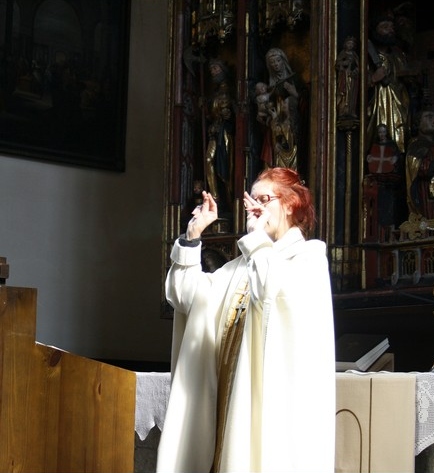 Sõna on kätel. Kas oleme mõelnud, kui palju on meie hulgas neid, kes kuulevad silmadega, küsib vaegkuuljate pastor Tiiu Hermat. Aga ka nemad tahavad pühapäeva pühitseda, seega tuleb sõna muuta neile nähtavaks. Erakogu Sõna on kätel. Kas oleme mõelnud, kui palju on meie hulgas neid, kes kuulevad silmadega, küsib vaegkuuljate pastor Tiiu Hermat. Aga ka nemad tahavad pühapäeva pühitseda, seega tuleb sõna muuta neile nähtavaks. Erakogu