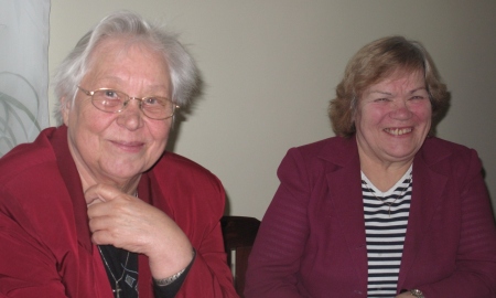 Vabatahtlikud Helgi Nurja ja Silvi Vipre on rõõmsad, et saavad osaleda kogudusetöös. Liina Raudvassar Vabatahtlikud Helgi Nurja ja Silvi Vipre on rõõmsad, et saavad osaleda kogudusetöös. Liina Raudvassar