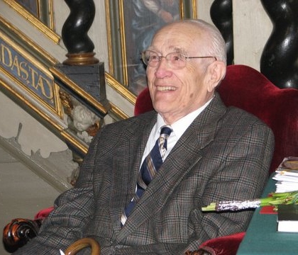 Maestro Roman Toi saabus Kanadast Eestisse. Tallinna toomkirikus võttis ta vastu sõprade ja tema loomingu austajate õnnitlusi 95. sünnipäeva ja elutööpreemia puhul.Tiiu Pikkur
