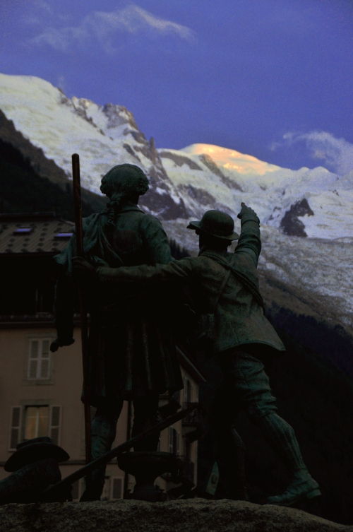 Foto on tehtud Charmonix'is, Mont Blanci jalamil, Prantsusmaal ning pildil on monument, mis püstitati Dr Paccardile ja Jacques Balmat'ile, kes olid esimesed inimesed, kes jõudsid 1876. aastal Mont Blanci tippu.
