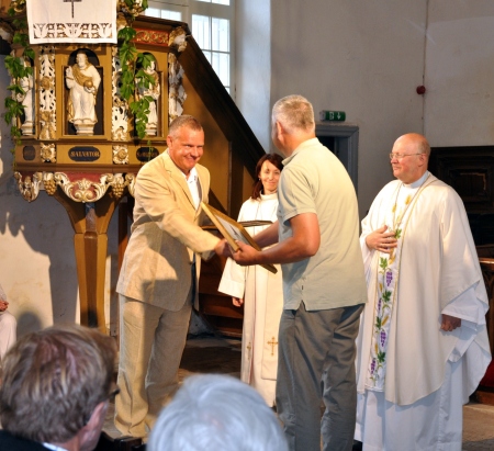 Koguduse juhatuse esimees Madis Kütt annab üle nähtava tänu koguduse poolt ettevõtja Sulev Saareväljale (vasakul), kelle huvi ja panus aitas remondi käima lükata. Tõnis Padu Koguduse juhatuse esimees Madis Kütt annab üle nähtava tänu koguduse poolt ettevõtja Sulev Saareväljale (vasakul), kelle huvi ja panus aitas remondi käima lükata. Tõnis Padu