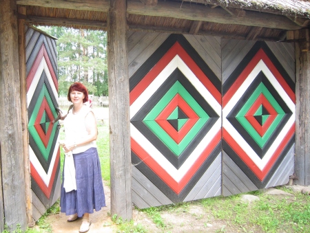 Loo autor Rita Puidet Seto talumuuseumi väravas. 3X Sirje Semm Loo autor Rita Puidet Seto talumuuseumi väravas. 3X Sirje Semm