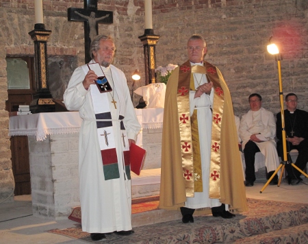 Piiskop Aarre Kuukauppi (vasakul) sai peapiiskop Andres Põderilt EELK kõrge autasu. Sirje Semm