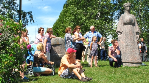Obinitsas, kus laupäeval peeti Seto kuningriigi päeva, seisab kõrgel mäel seto lauluimä kuju. Osa reisiseltskonnast nautimas noorte leelot. Helena Semm Obinitsas, kus laupäeval peeti Seto kuningriigi päeva, seisab kõrgel mäel seto lauluimä kuju. Osa reisiseltskonnast nautimas noorte leelot. Helena Semm