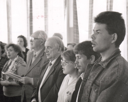 20 aasta tagune foto, kus äratuntavad paremalt esimene Ilmar Kiviloo (praegu arhidiakon Justinus Kiviloo) ja paremalt neljas Heino Noor. Eesti Kirikus 5. septembril 1991. aastal avaldatud pilt on artikli juures, kus Joel Luhamets annab ülevaate Tallinnas pressikonverentsiga alanud ja Haapsalus ning Pärnus jätkunud missioüritustest. Eesti Kiriku arhiiv 20 aasta tagune foto, kus äratuntavad paremalt esimene Ilmar Kiviloo (praegu arhidiakon Justinus Kiviloo) ja paremalt neljas Heino Noor. Eesti Kirikus 5. septembril 1991. aastal avaldatud pilt on artikli juures, kus Joel Luhamets annab ülevaate Tallinnas pressikonverentsiga alanud ja Haapsalus ning Pärnus jätkunud missioüritustest. Eesti Kiriku arhiiv