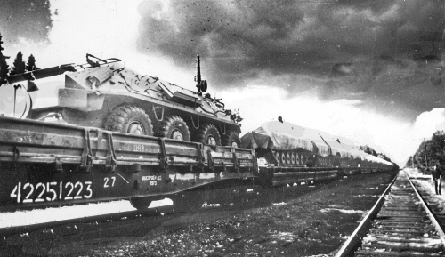 Platvormil soomusmasinad Orava raudteejaama läbimas; samasugused vurasid 1991 augustis Pihkvast Tallinna iseseisvalt.