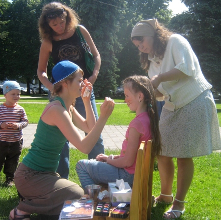 Nelja Tuule ristirännaku puhul Tartus tehti ka näomaalinguid ja punuti patse. Misjoni- keskuse arhiiv Nelja Tuule ristirännaku puhul Tartus tehti ka näomaalinguid ja punuti patse. Misjoni- keskuse arhiiv