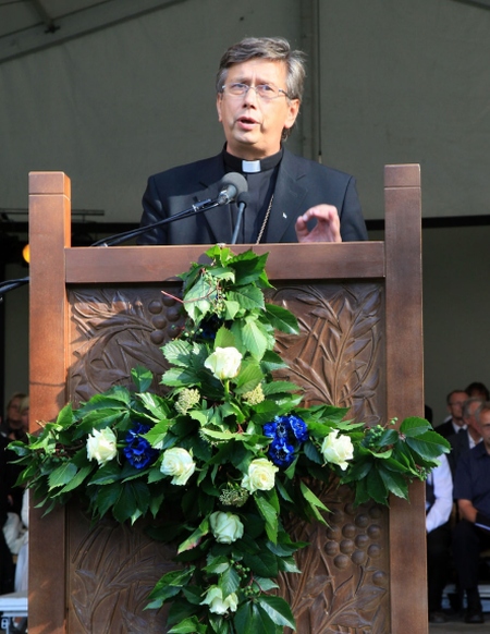 Missio 2011 peakõneleja misjoniassessor Joel Luhamets pidas sütitava jutluse viinapuust ja selle okstest. «Mina olen viinapuu, teie olete oksad. Kes jääb minusse ja mina temasse, see kannab palju vilja, sest minust lahus ei suuda te midagi teha.» Jh 15:5 Missio 2011 peakõneleja misjoniassessor Joel Luhamets pidas sütitava jutluse viinapuust ja selle okstest. «Mina olen viinapuu, teie olete oksad. Kes jääb minusse ja mina temasse, see kannab palju vilja, sest minust lahus ei suuda te midagi teha.» Jh 15:5